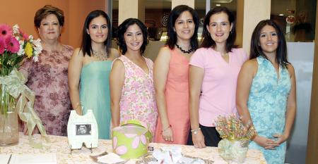 Gabriela Fernández de Del Río, en compañía de Martha Rodarte de Del Río, Martha de González, Mónica de DE la garza, Cristina del Río y Andrea del Río.