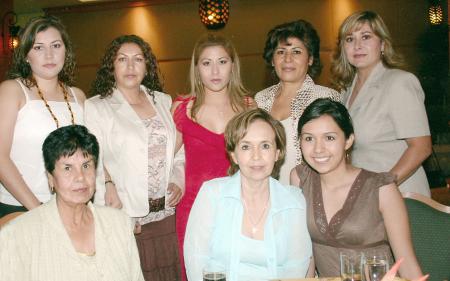 La festejada acompañada por Raquel Gloria, Raquel Gloria Arredondo, María Estela Acosta de Peralta, Laura Contreras, Juanita Enriquez, Lidia de Romero y Vanessa Romero.