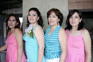 María Guadalupe Delgado Talavera junto a las anfitrionas de su despedida, Lupita Talavera, Mayra y Bibiana Delgado.