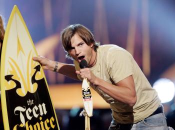 Ashton Kutcher recibio el premio a mejor actor de comedia.

El eterno consentido juvenil ha ganado 11 de esos premios, más que ninguna otra persona.
