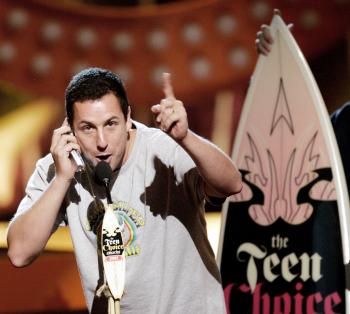 Adam Sandler a quien le fue entregado el premio por ser elegido el mejor comediante.