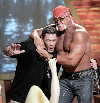 Wrestler Hulk Hogan (der.)