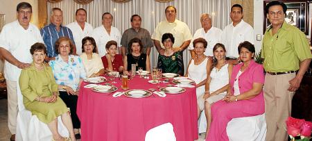 13 de agosto 2005
Tere de Ruiz y Carlos Ruiz acompañados de varios amigos.