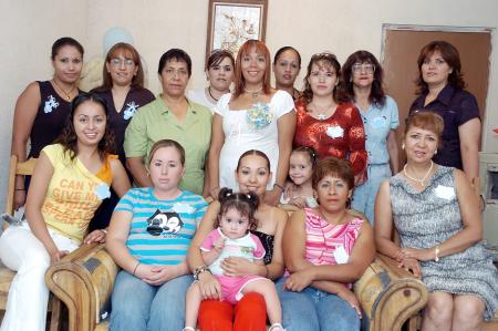 Alejandra Sánchez Rentería acompañada de sus amigas y familiares en la fiesta de canastilla que ofrecieron para el bebé que espera.