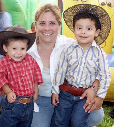 José Julián y Marco Antonio Villegas Gómez festejados por su tercer y segundo cumpleaños.