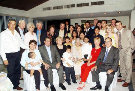 Con moyivo de sus 90 años de vida, la señora Manuelita Madero de Zavala fue festejada con un ameno convivio, en el cual estuvo acompañada por sus hijos y nietos.