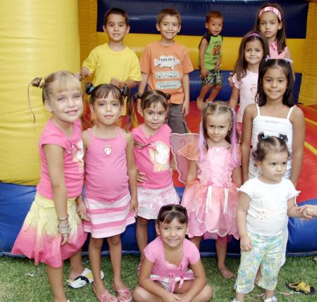 La pequeña festejada acompañada por un grupo de amiguitos en su piñata.
