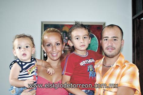ALEGRE FIESTA INFANTIL
Alessandro Maturino González, Georgina González de Maturino, Jorge Antonio Maturino González y Abraham Maturino.