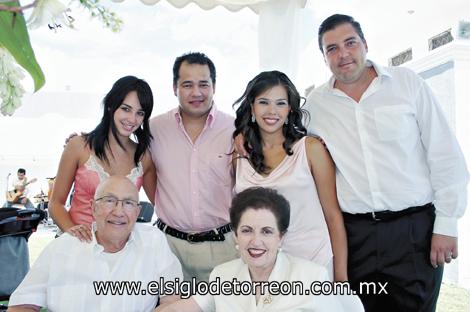 Mónica, Manolo y Lorena González, Fernando Gutiérrez Pérez, Manuel González García y Carmela D. de González