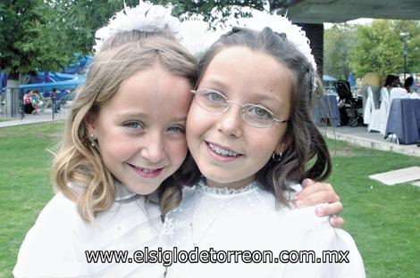 COMULGAN POR PRIMERA VEZ
Paulina y Valeria Ruenes Amarante