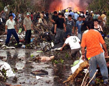 Los especialistas, que recibirán refuerzos de Lima, deben identificar aún 21 cadáveres, muchos de ellos totalmente calcinados, mientras que los equipos de rescate deben encontrar, vivas o muertas, a ocho personas desaparecidas.