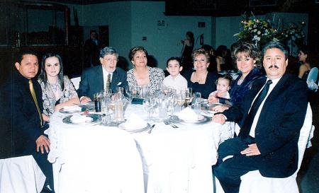 Manuel y Adriana Ortiz, Enrique y Minerva Sarabia, Hermila Peña, Leticia Romo, Víctor Mendoza y los niños Enrique y Martha Pérez.