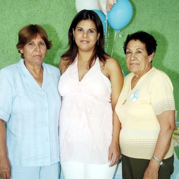 Jéssica de Parral con las anfitrionas de su fiesta de canastilla.