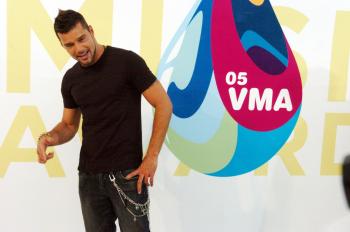 El show de tres horas, que fue transmitido en vivo por MTV y que diferido podrá verse en la mayor parte del mundo, también incluyó a Ricky Martin, quien tras saludar con un 'qué pasa', presentó el premio al mejor video pop que ganó Kelly Clarkson.