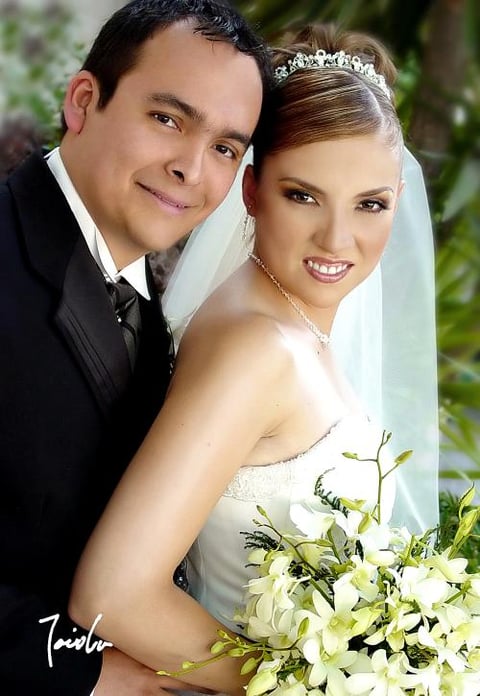 Lic. Víctor Manuel Montaño Chávez e Ing. Adriana Yáñez Quiñones recibieron la bendición nupcial el sábado 18 de junio de 2005 a las 20 30 horas.