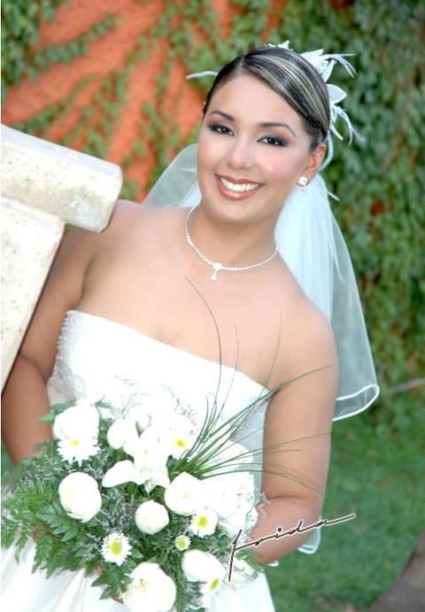 Lic. Nancy Romero Martínez, el día de su enlace matrimonial con el Ing. Jorge Eduardo Sáenz García.



Estudio fotográfico: Frida