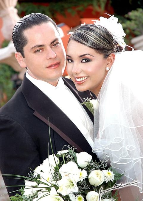 Ing. Jorge Eduardo Sáenz García y Lic. Nancy Romero Martínez recibieron felicitaciones por su enlace matrimonial el pasado 18 de junio en la parroquia de La Inmaculada Concepción.



Estudio fotográfico: Frida