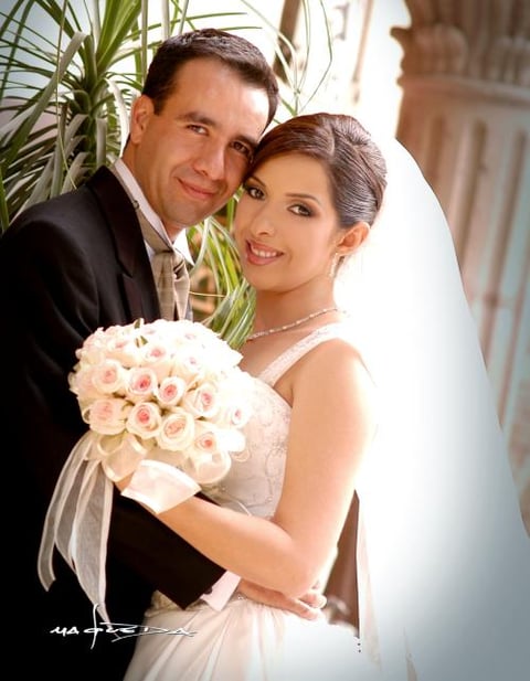 Ing. Juan Alberto Pérez Ortega y Lic. Claudia Liliana Mena López contrajeron matrimonio religioso, el sábado 23 de abril de 2005 a las 20 30 horas.


Estudio fotográfico: Maqueda