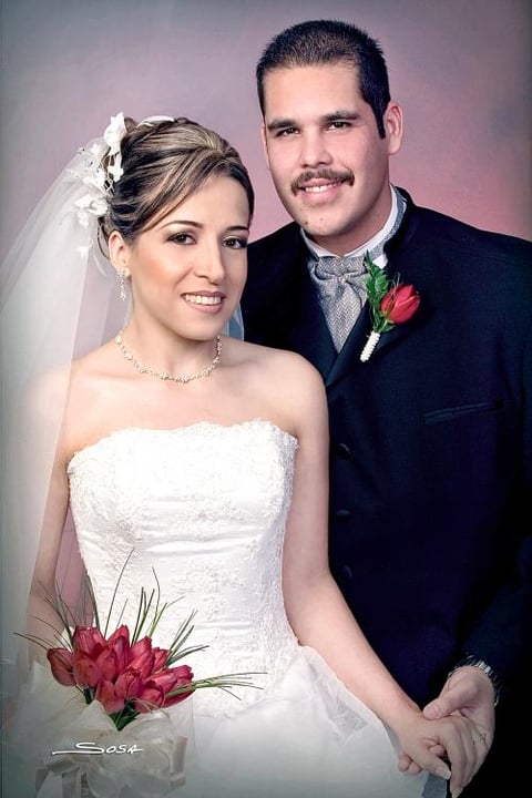 Lic. Omar Alejandro Muruato Sánchez y la Lic. Ileana Galaviz Calderón recibieron la bendición nupcial en la parroquia de San Pedro Apóstol, el pasado 16 de julio.



Estudio fotográfico:Sosa
