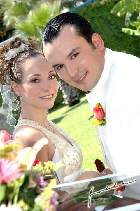 Sr. Abraham  Sierra Limones y Srita. Ivette Castillo Silveyra contrajeron matrimonio en la parroquia de la Sagrada Familia, el sábado nueve de julio.


Estudio fotográfico: Frida