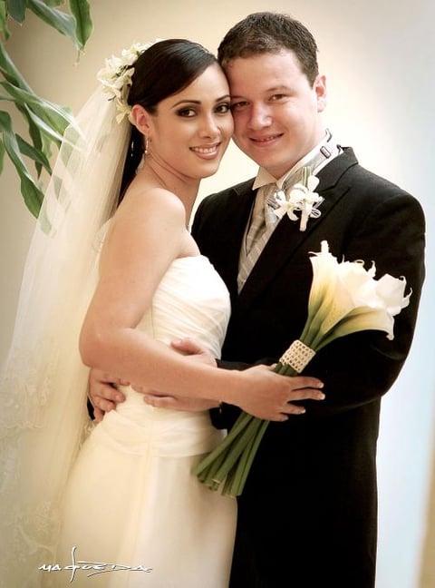 Sr. Gilberto Oviedo Pastrana y Srita. Katia Valenzuela Guerrero recibieron la bendición nupcial el sábado 28 de mayo de 2005.



Estudio fotográfico: Maqueda