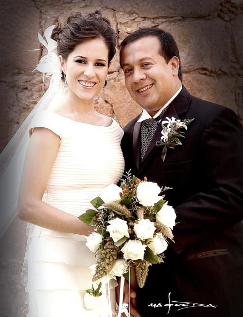 Sr. Jesús Navarro Enríquez y Srita. Bertha  Patricia Aguilera Morales recibieron la bendición nupcial el sábado 25 de junio de 2005 a las 19 00 horas.




Estudio fotográfico: Maqueda