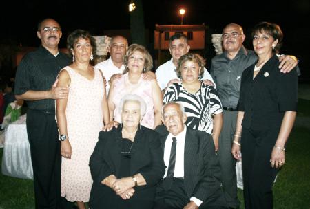 Los felices esposos con sus hijos, nueras y yerno.