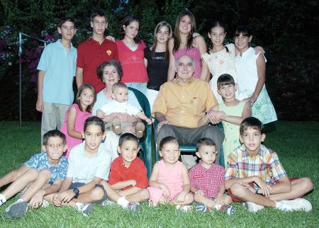 Diego Jiménez García y Ana María Berumen de García acompañados de sus nietos, en una foto con motivo del Día del Abuelo.
