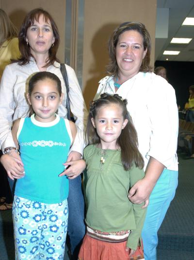 Mónica Iduñate de Bitar con su hija, Katia y Martha  Treviño de Ferriño  con su pequeña Alexa.