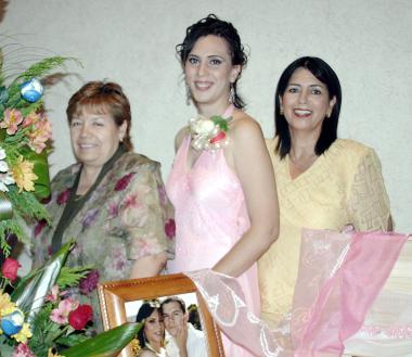 Ana Isabel Urbina junto a la señora Soledad Ramírez de Ochoa y Ana María Amador de Uerbina.