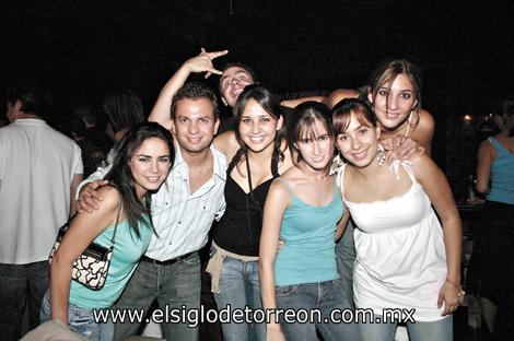 Y ¡LLEGO LA NOCHE!
Margarita Nahle, Jorge Téllez, Joaquín Huerta, Lorella Franco, Gaby Rodríguez, Dany Barranco y Cristy Jaidar.