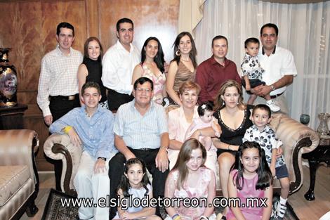 LE DESEAN FELICIDADES
La festejada junto a sus hijos Haidy, Rigoberto, Rodrigo, Erick, Roberto Luna, Lorena de Saracho, Cinthia Camarillo y Karla, así como sus nietos Roberto, Scarlett, Lorena, Pamela, Rigo, Mauricio y Karla