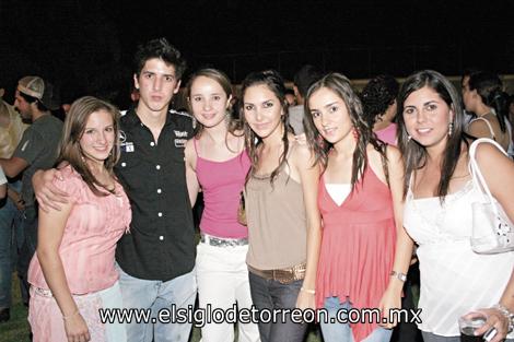 Cristina Larrínaga, Luisfer Schmall,  Daniela Teele, Brenda Grageda, Caty Díaz y Ana Karla Cuellar