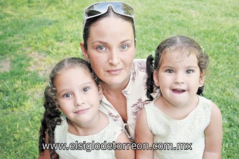 Adriana Echávez de Tricio y sus hijas Adriana y Valeria Tricio Echávez