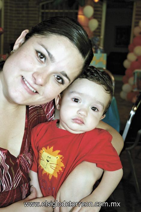 Ana Cecilia de Camacho y su hijo Ricardo Camacho González