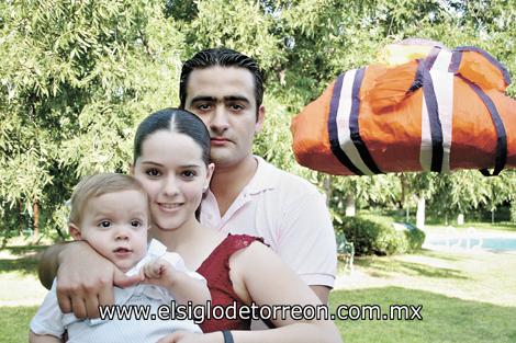 COLORIDO Y ALEGRE FESTEJO
Bernardo Jaidar Tricio con sus papás Luly Álvarez de Jaidar y Carlos Jaidar Tricio