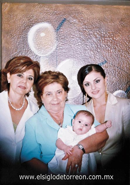 Cuatro generaciones: María Elena Rubio de González, Silvia González de Dávila, Mayra Dávila de De Cayón y María José de Cayón Dávila
