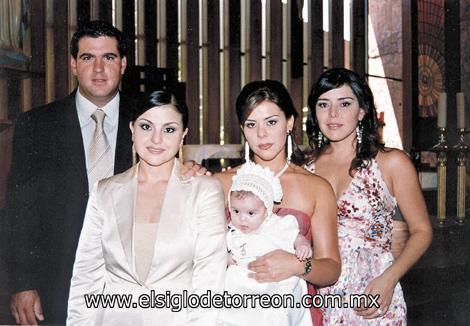 María José De Cayón Dávila juntos a sus papás Israel De Cayón Zamarrón y Mayra Dávila de De Cayón, y sus madrinas Silvia y Nidia Dávila González