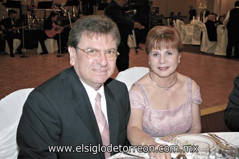 Juan Aguiñaga y Myrthala Garza de Aguiñaga