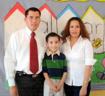 Daniel Martín Mares García acompañado de sus papás, Martín Mares y Maricela García de Mares.