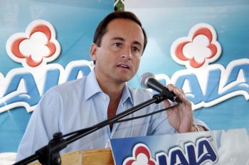 El presidente del Consejo de Administración de Lala, Eduardo Tricio Haro, señaló que los colaboradores, ganaderos y directivos de este Grupo Industrial lamentan profundamente las secuelas que dejó el huracán en Luisiana, Mississippi y Alabama, por lo que se solidarizan con los afectados de esta catástrofe natural.

Tricio explicó que, a través de la fundación y el Gobierno del Estado de Coahuila, se entregarían 200 mil litros de leche saborizada y licuados a la Cruz Roja en Estados Unidos, suficientes para ofrecer una ración diaria a 100 mil personas durante una semana.
