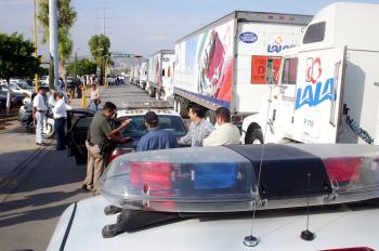 LA LAGUNA TAMBIÉN AYUDA
La Fundación Lala donó 200 mil litros de leche saborizada y licuados para los damnificados por  'Katrina'. El convoy de nueve tráileres partió y se espera su arribo a Texas en el transcurso de hoy, donde se distribuirá la ayuda entre los refugios de San Antonio, Austin y Houston.