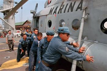 Se espera que los militares mexicanos se encuentren en tierra firme tres horas después de que iniciaron las labores de desmbarque, para dividirse en pequeños grupos que recorrerán toda la zona turística de la ciudad que es vigilada por militares estadounidenses.
