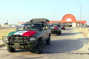 Una compañía de la Infantería de Marina de la Armada de México navega hacia las playas de Mississippi a bordo de un lanchón de desembarco con bandera estadounidense para prestar ayuda humanitaria a los afectados por el huracán 'Katrina'.