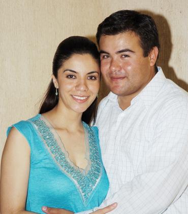 Marcela González Jaimes e Ignacio Mireles Pámanes, en la despedida de solteros que le fue organizada.