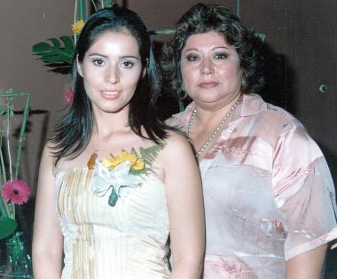 Nelly en compañía de su mamá, Marilú de Blackaller.
