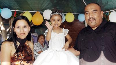 Dulce María Maldonado López acompañada de sus papás, el día que celebró su cumpleaños