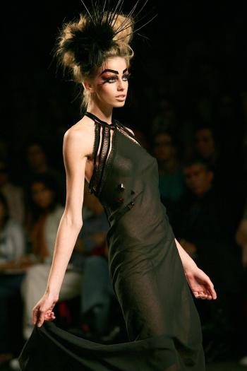 vestido transparente en gasa negra, uno de los diseños de anteriores colecciones, presentado hoy por ion fiz