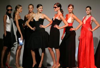 vestidos cortos, a la rodilla y largos en la paleta tricolor negro-blanco-rojo, diseños de la olección primavera-verano 2006 de juanjo oliva