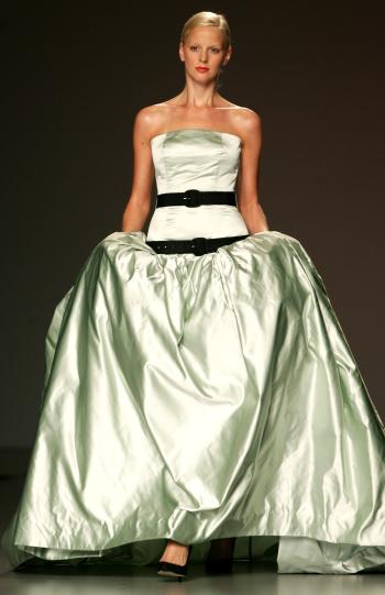 .-vestido de noche en tafeta verde claro con cinturones negros a la ciuntura y a la cadera,diseño de la colección primavera-verano 2006 de juanjo oliva